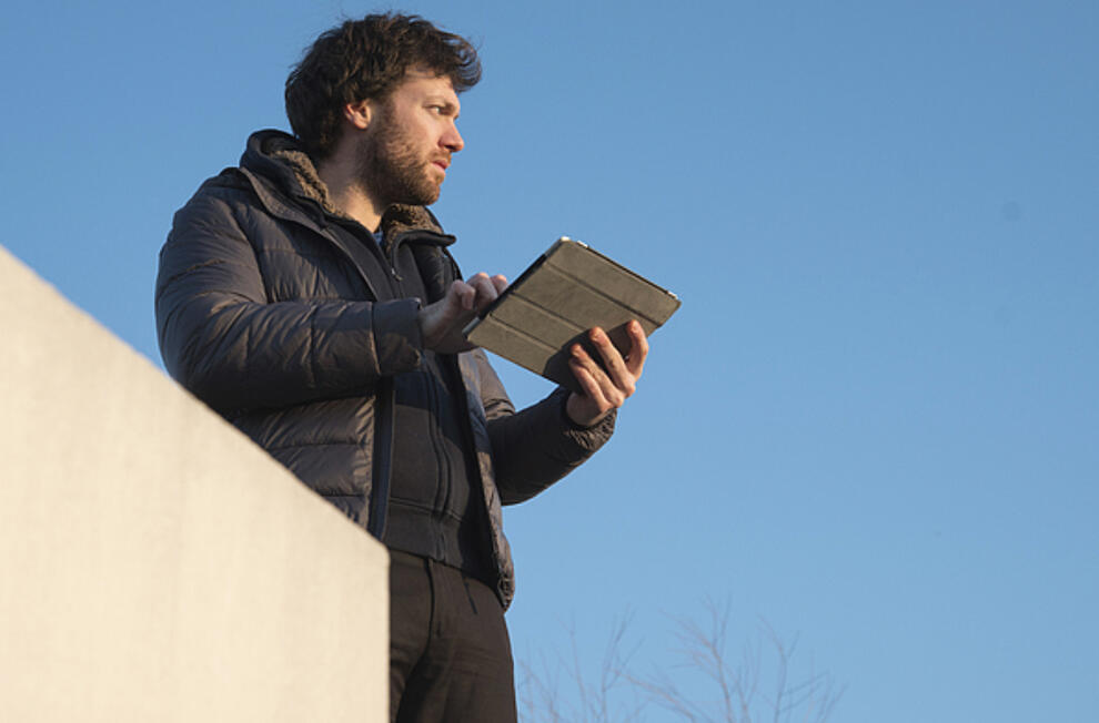 Un auditeur utilisant up-check sur une tablette pour un audit de toiture